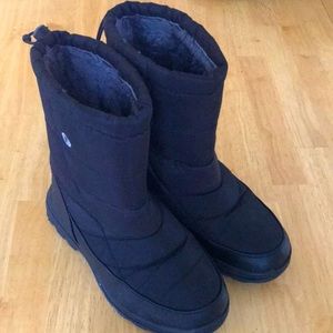 Women’s Size 7 lined/waterproof snow boots